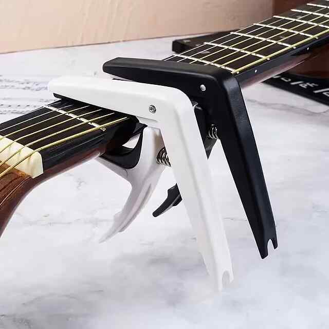 Каподастр 2 в 1 з підйомником струн для акустичних/класичних/електрогітар. Надійна фіксація, рівномірний тиск, зручне встановлення.