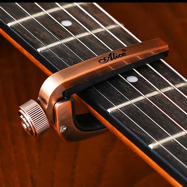 Каподастр на гітару - зручний та надійний подарунок музиканту. Цинковий сплав, м'які вставки. Вкладка.