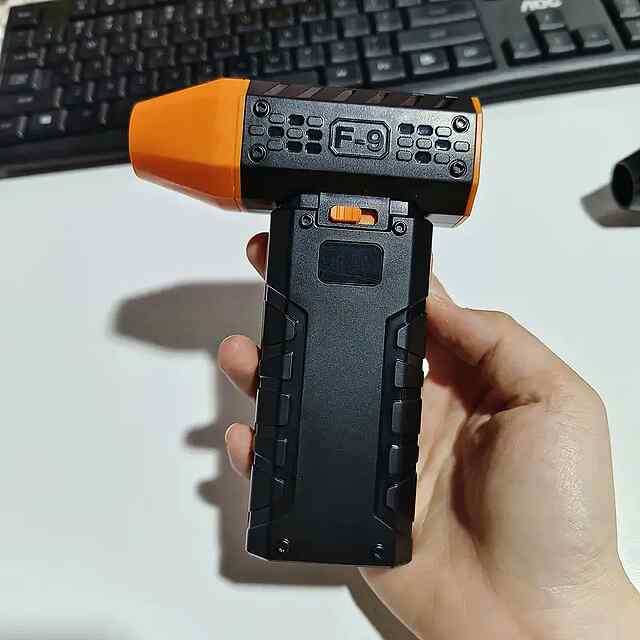 Вентилятор портативний   ліхтарик - оранжевий (USB-зарядка) 

Або:

Електровентилятор з ліхтариком - помаранчевий (портативний)